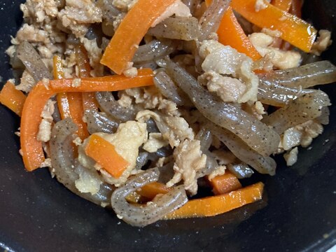 つきこんにゃくと豚肉の煮物